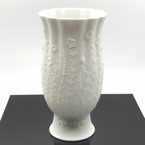 Vintage AK Kaiser Manfred Frey Fluted Scalloped Rim Porcelain Vase WGermany #676 - Picture 2 of 8